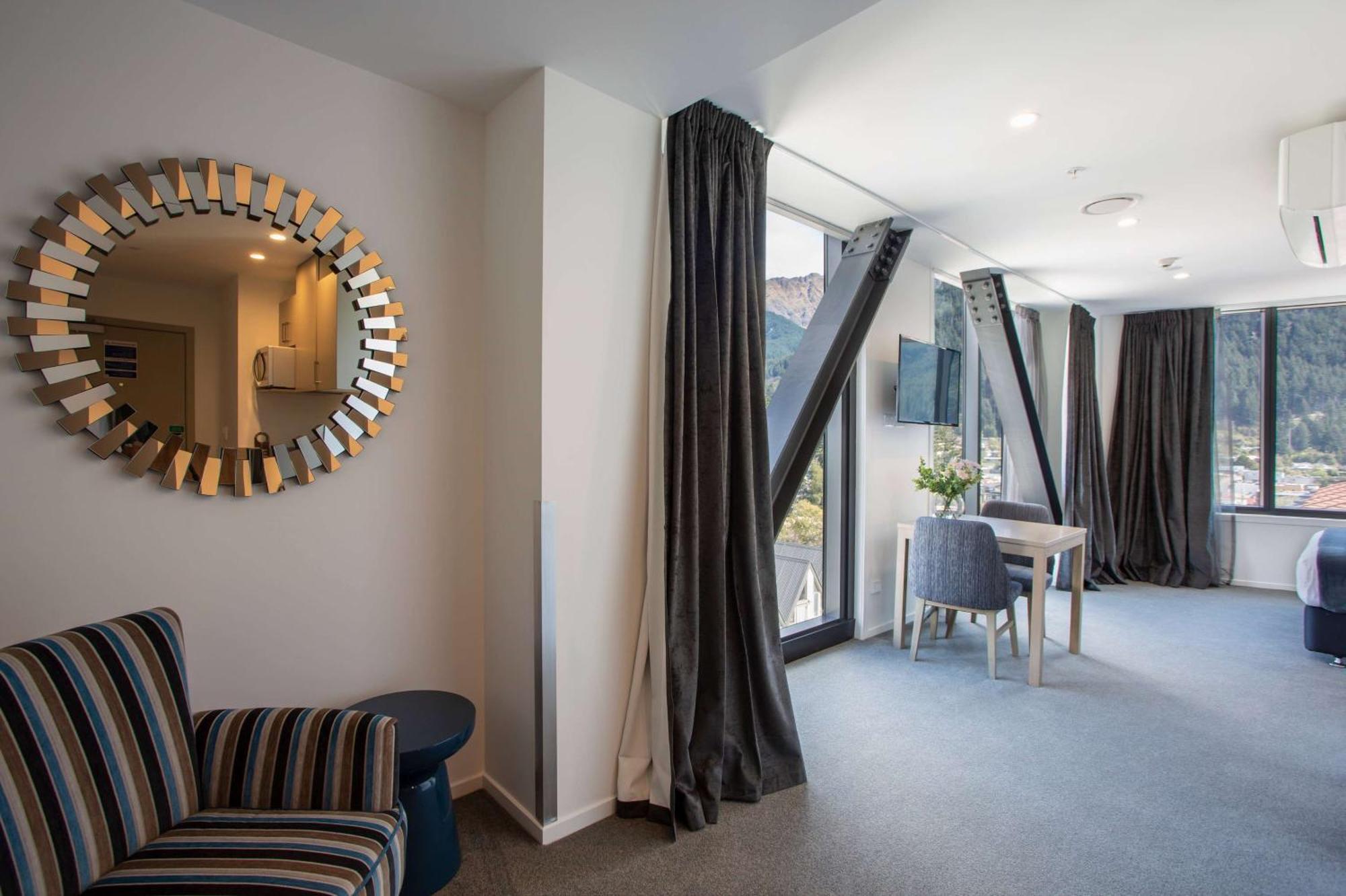 Ramada By Wyndham Queenstown Central Екстериор снимка