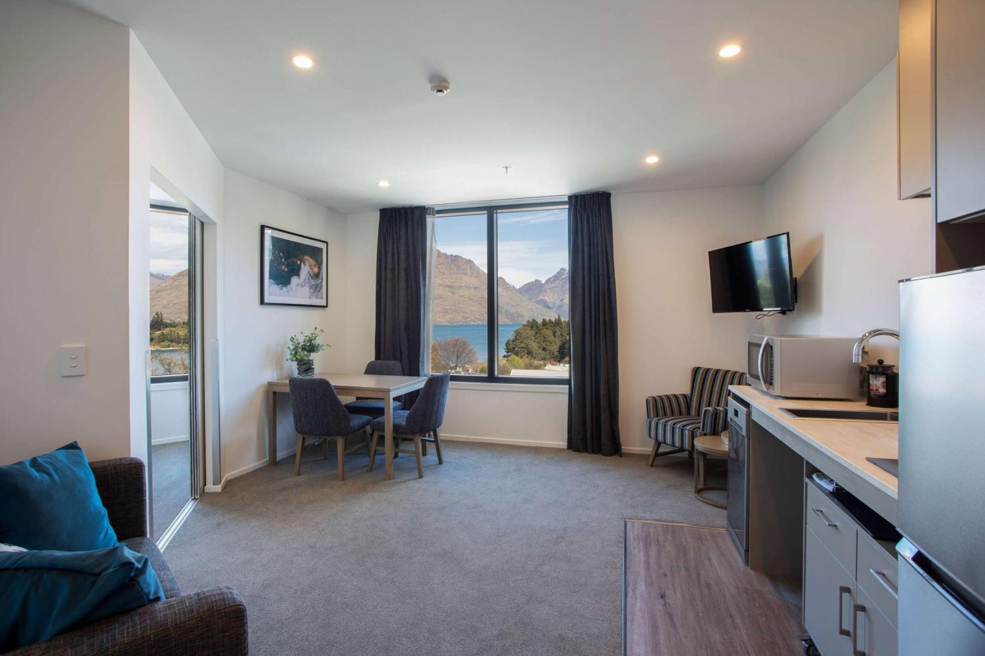 Ramada By Wyndham Queenstown Central Екстериор снимка