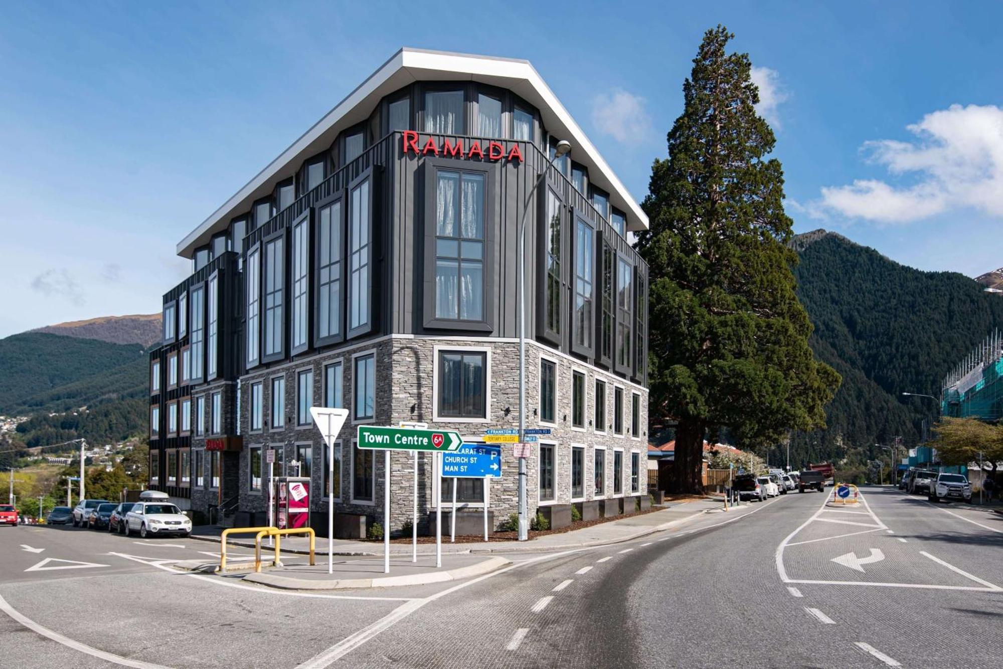 Ramada By Wyndham Queenstown Central Екстериор снимка